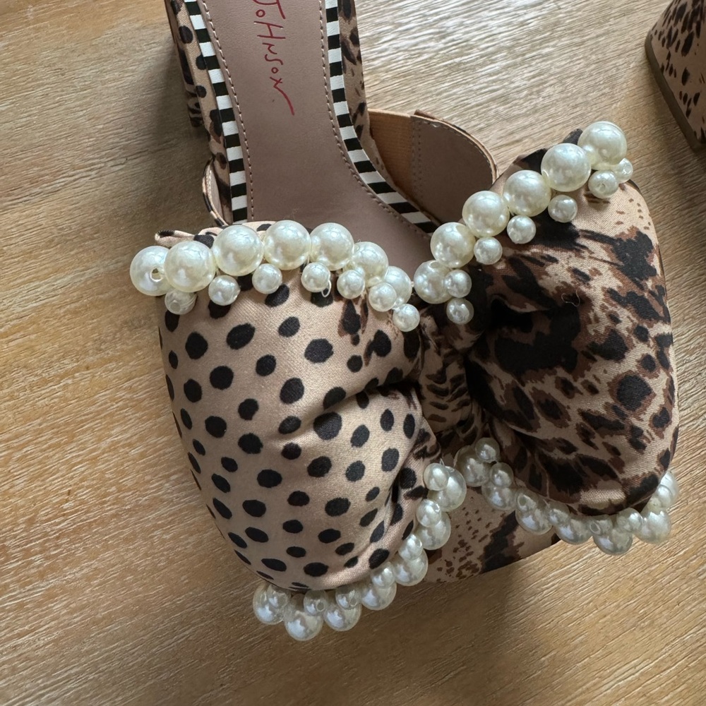 BRAND NEW Betsy Johnson leopard and Pearl slides. Size 8, sold AS IS.